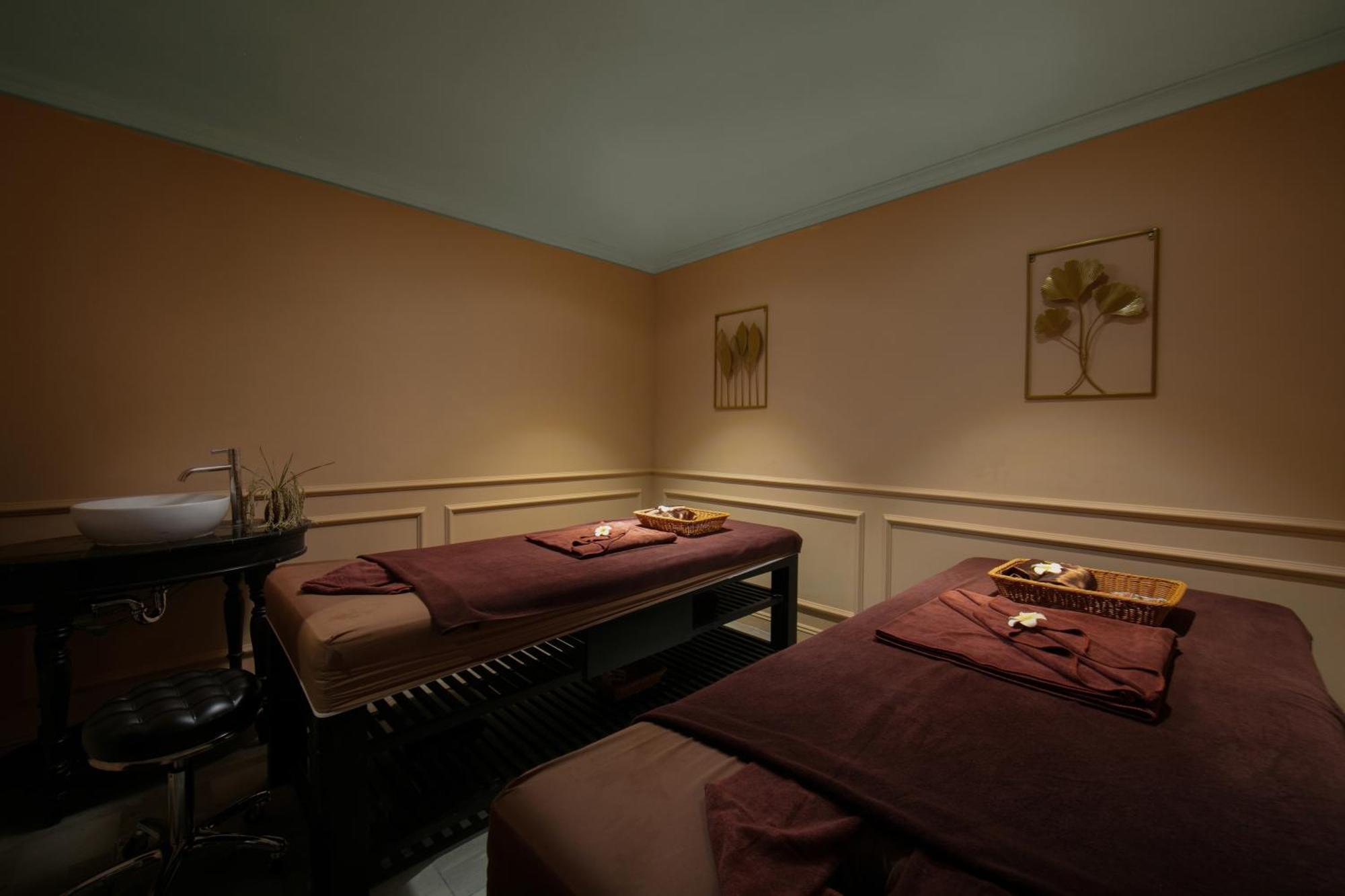 Leah Silk Hotel