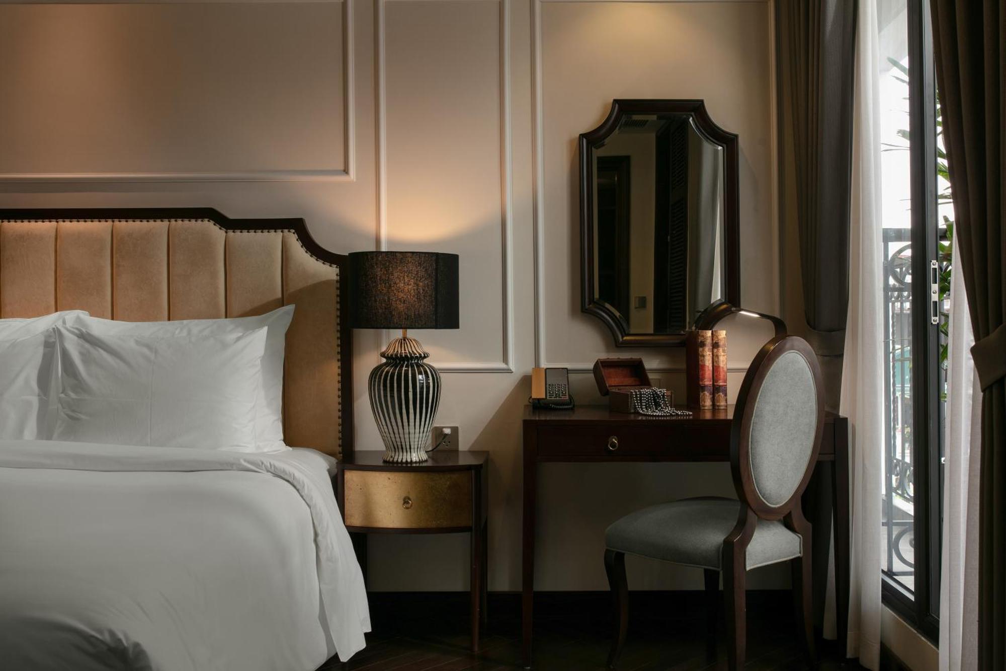 Hotel Leah Silk