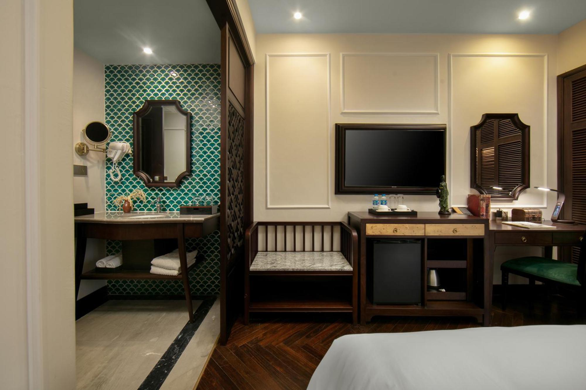 Leah Silk Hotel