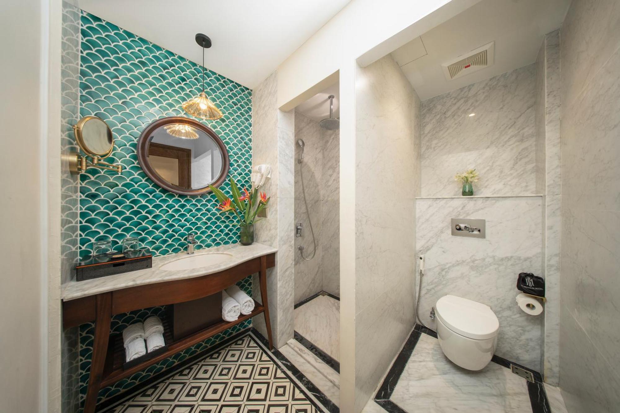 Leah Silk Hotel